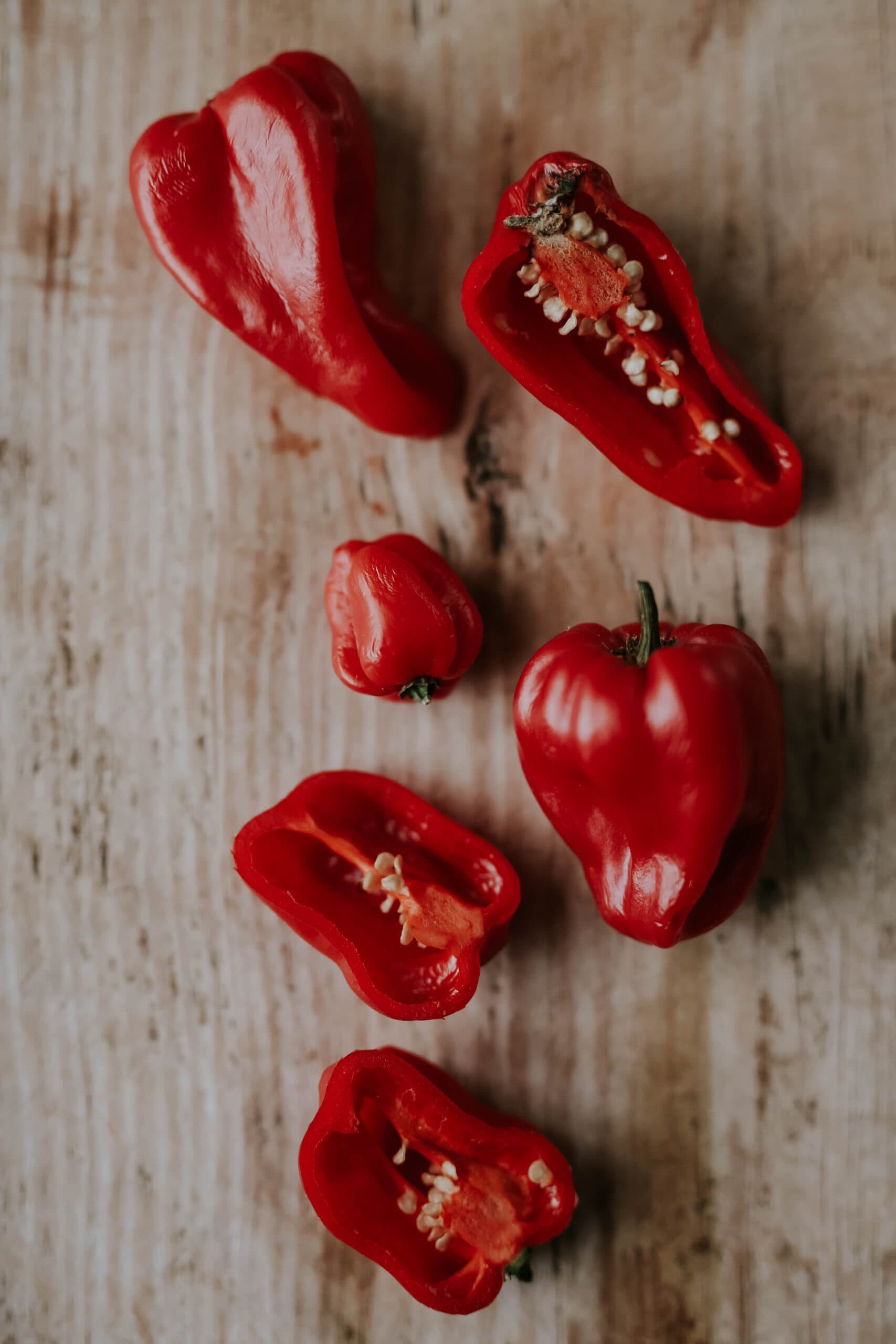 röd chili ovanpå brunt bord