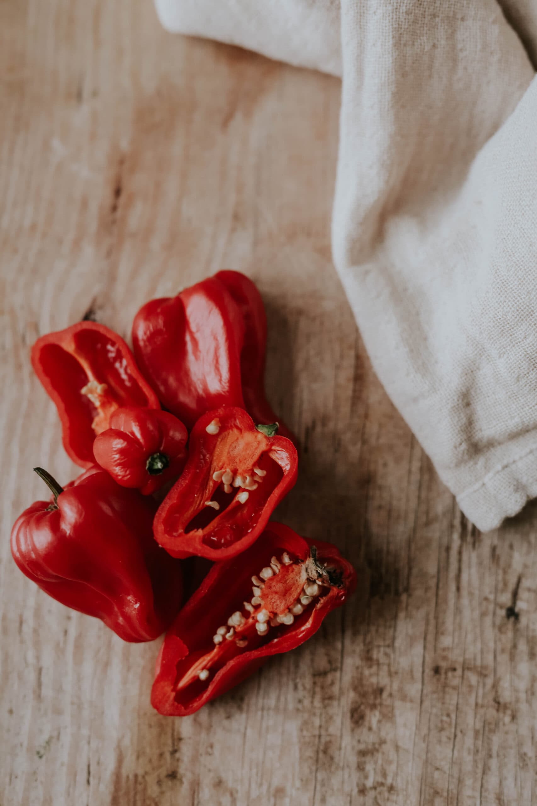 röd chili ovanpå brunt bord