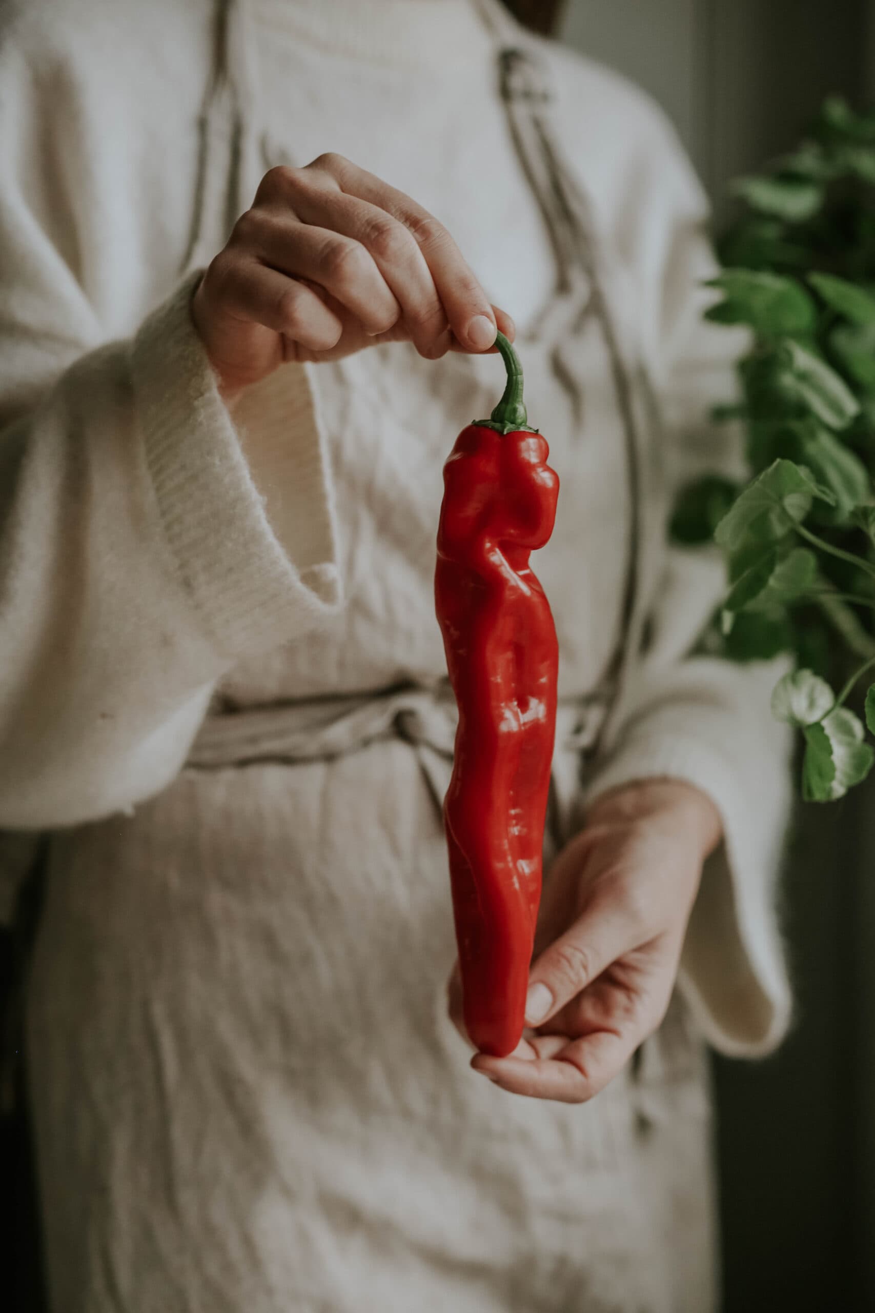 Anna kubel håller upp en röd snackpaprika