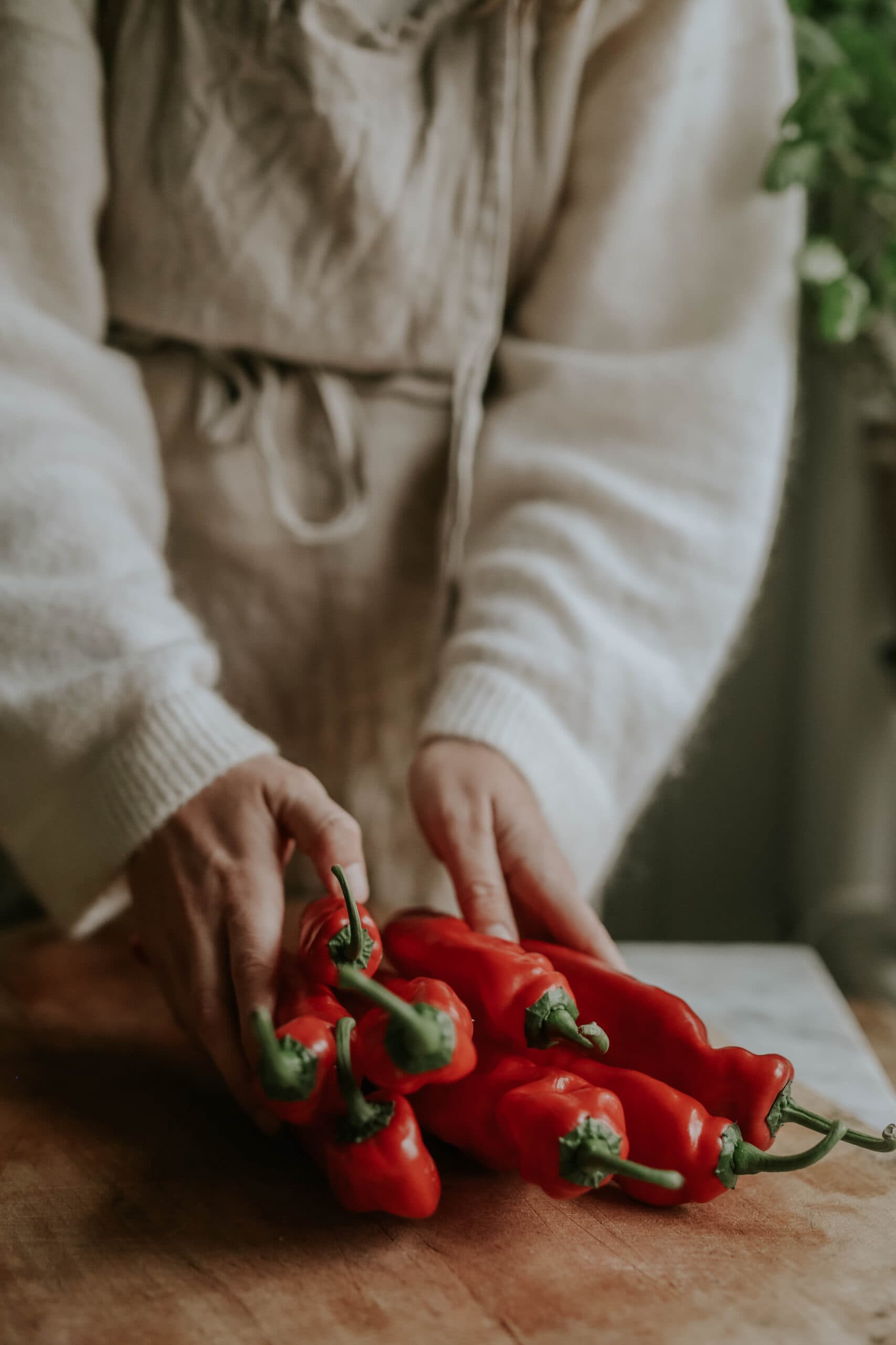 anna kubel håller i snackpaprikor ovanpå marmorbord