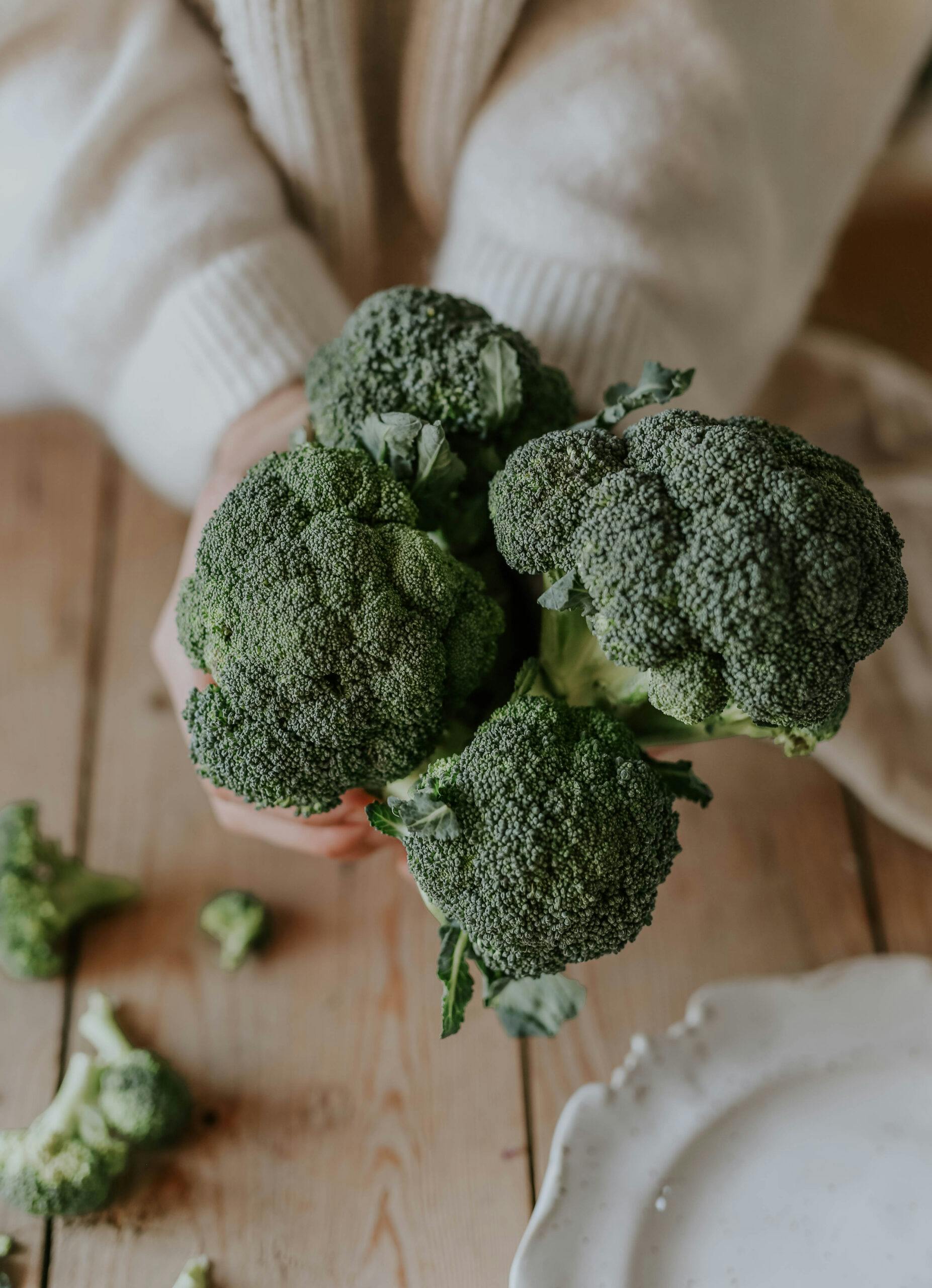 anna kubel håller upp broccoli